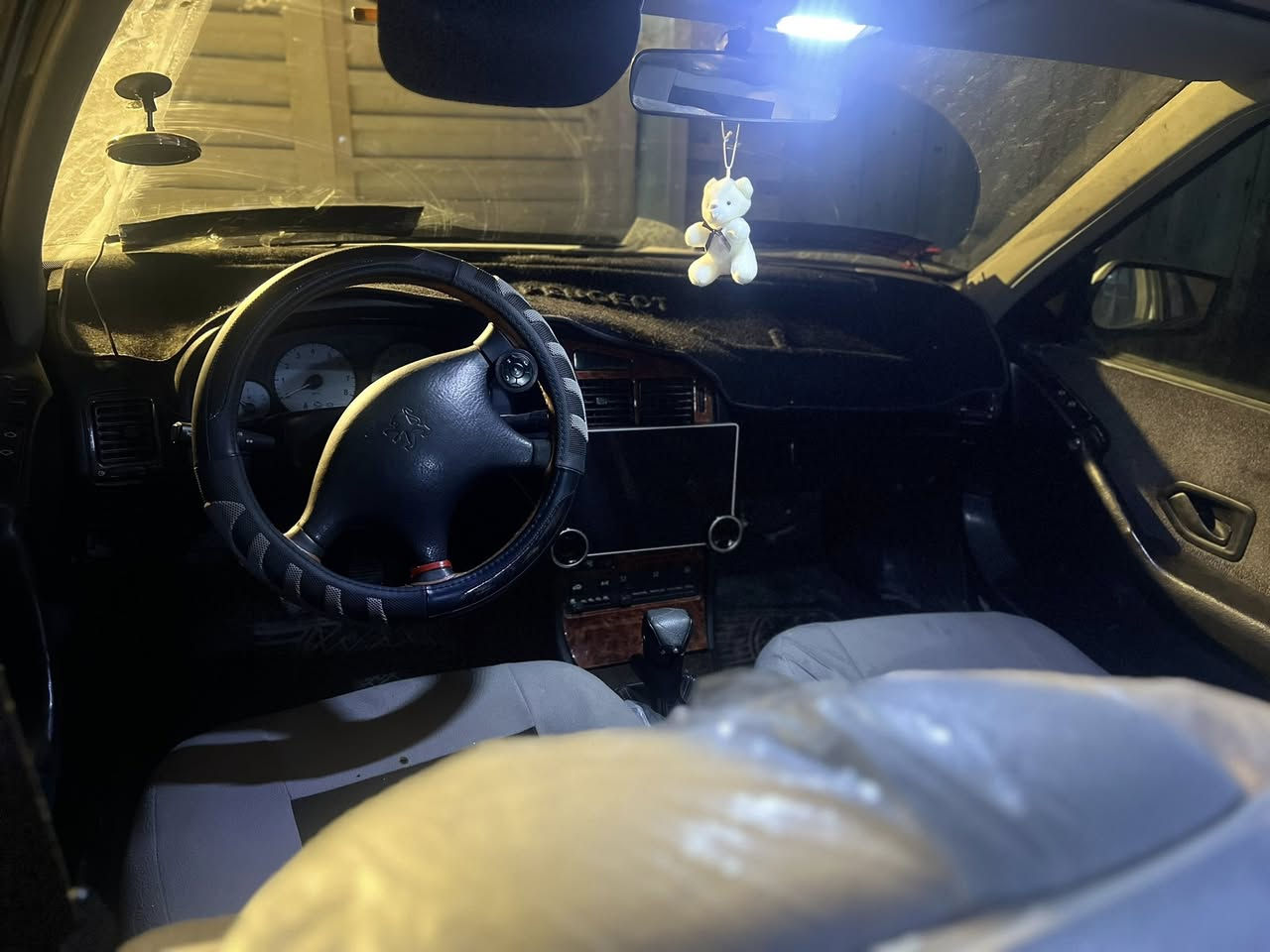 بيجو بارص خصوصي رقم نجف.
بيها. جاملغ جهة السايق شبر وبيها. جامع خلفي. وطخة باب خلفي جهة العبري. 

سيارة نظيفه وخير من الله مكينه وكير كفاله لاتبخير ولا تنقيص. شاشه اصليه شادلها ب٣٠٠. وبيها نشره مخفيه بلبيبان سياره تراي وين متريد. لايت انون اصلي مازدات زوج جدد راديت جديد   مكاني كربلاء.  السعر. ٥٠ وبيها مجال للتواصل خاص. او ***********.
