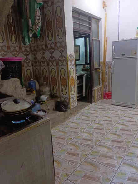 دار للبيع مساحه 150م الاساس صب البناء ابلوك السقف صب غرفتين وصاله ومطبخ وستقبال وصحيات الدار مقسوم إلى مشتملات 2اضافه غرفه فوك مكامله السعر 48وبي مجال للشراي الموقع شارع المطار القديم يم اسواق الامير الاستفسار على الرقم  ***********
