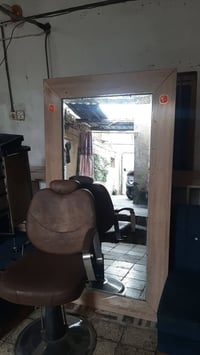 صالون نسائي • مرايات ٣ • مغسلة مع جرارات