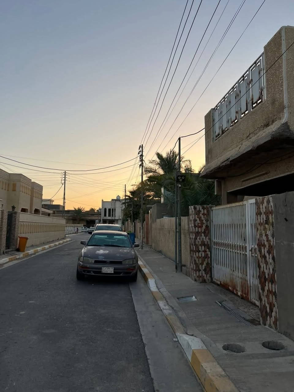 دار للبيع المساحة 300 متر واجهه 15 نزال 20  شارع 8 قرب جامع الحسين السعر 800 الف للمتر 3غرف نوم ومطبخ حار وبارد
***********
