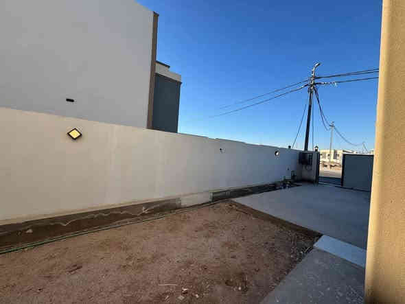 دار للبيع للي يريد شي تجاري فقققط 
دار 250م //تجاري ومشروع استثمار // ركن // شارع 20 //مدخل السنتر // وجه الدار نجف // يمكن بناء ٥ محلات من الدار كونه تجاري // تدفع حالياً 140 فقط والباقي يتحول عقاري // يعني البيت يفيد هم سكن وهمين تجارة في نفس الوقت // مربع ثالث جاهز للسكن // للإستفسار اكثر 
***********
***********
