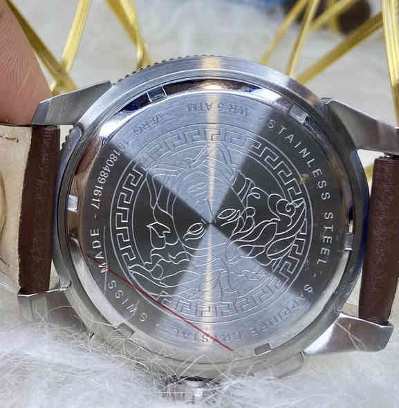 Versace البراند الشهير
ساعة رجالي جديد اصلي 
سير جلد قهوائي 
 مينا بيجي ذهبي 
 قطر 48 
 كرونوگراف
نافذة date 
 دبل تايم 
 سنتر ثواني منفصل 
 زجاج زفير 
 ستانلس ستيل بالكامل 
 ضد الماء 
 السعر تواصل على الخاص او على الواتساب على الرقم / ***********
ملاحظة / يوجد توصيل لكافة محافظات العراق
