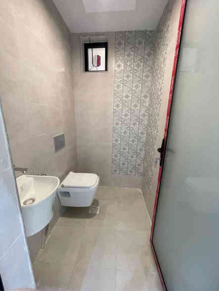 🏠️️للبيع دار حديث 🏠
🔺 المساحة : 150متر 

🔻الواجهة: 6 م.        🔺النزال: 25 م.  

🔹سنه البناء قيد الانشاء  (5 غرف نوم سويت)

🔷بناء حديث درجة اولى مع خدمات راقية:
      🔹   ارضيات طابقين مرمر
      🔹️باب الصالة قاصة محكم الغلق 
      🔹️الابوب تركيه درجه اولى
      🔹️الشبابيك المنيوم تركي
      🔹️المحجر المنيوم  تركي 
      🔹️الصحيات نوع تركي
      🔹نظام( كامرات+انترنت+سبالت)انابيب 
      

🔶الطابق الارضي: 
 
       🔸️مدخلين 
       🔸استقبال. 
       🔸️صالة 
       🔸️مطبخ مستقل. 
       🔸️خدمات صحية 
       🔸️ منور  
       🔸️غرفة نوم كبيرة
       🔸حديقة داخليه

🔶الطابق الاول: 
 
       🔸️3 غرف نوم كبار +(سويت)
       🔸️خدمات صحية 
   
📌موقع الدار:
      حي الجهاد - ديوان المخابرات.  خلف شارع 60 في حي الجهاد 
الاستفسار 
***********
***********
