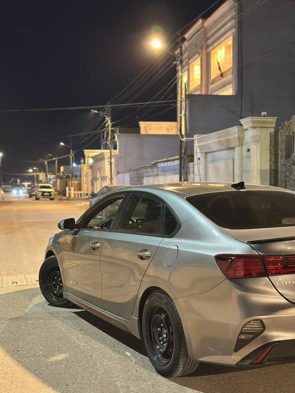 السلام عليكم مرخصت الادمن المحترم فورتي 22 اربيل تريد وكاله اتريد تحويل حادثه موضح بلصوره فقط موجوده بالبصره السعر 170 وبيه مجال بسيط 
مكينه دوش 2000 
السياره 
رادار امامي تحديد مسار توقف ذاتي 
مانع انزلق 
نظام ايكو
كشنات تدفعه تبريد + كهرباء يات 
نظام سبورت 
شاشه الجبيره 
توقف خلفي يعني رادار 
اوتو ستوب 
تبريد قطعتين 
مري هيتر + رادار 
فتحه 
لايت كوبرا الخلفي 
السياره خير من الله بلعافيه علئ ياخذه موجود بلبصره 
***********
