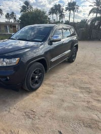 جيب موديل 2011  أمريكي كلين    ب اسمي السياره احول ثاني يوم  مكينه ٣٦٠...