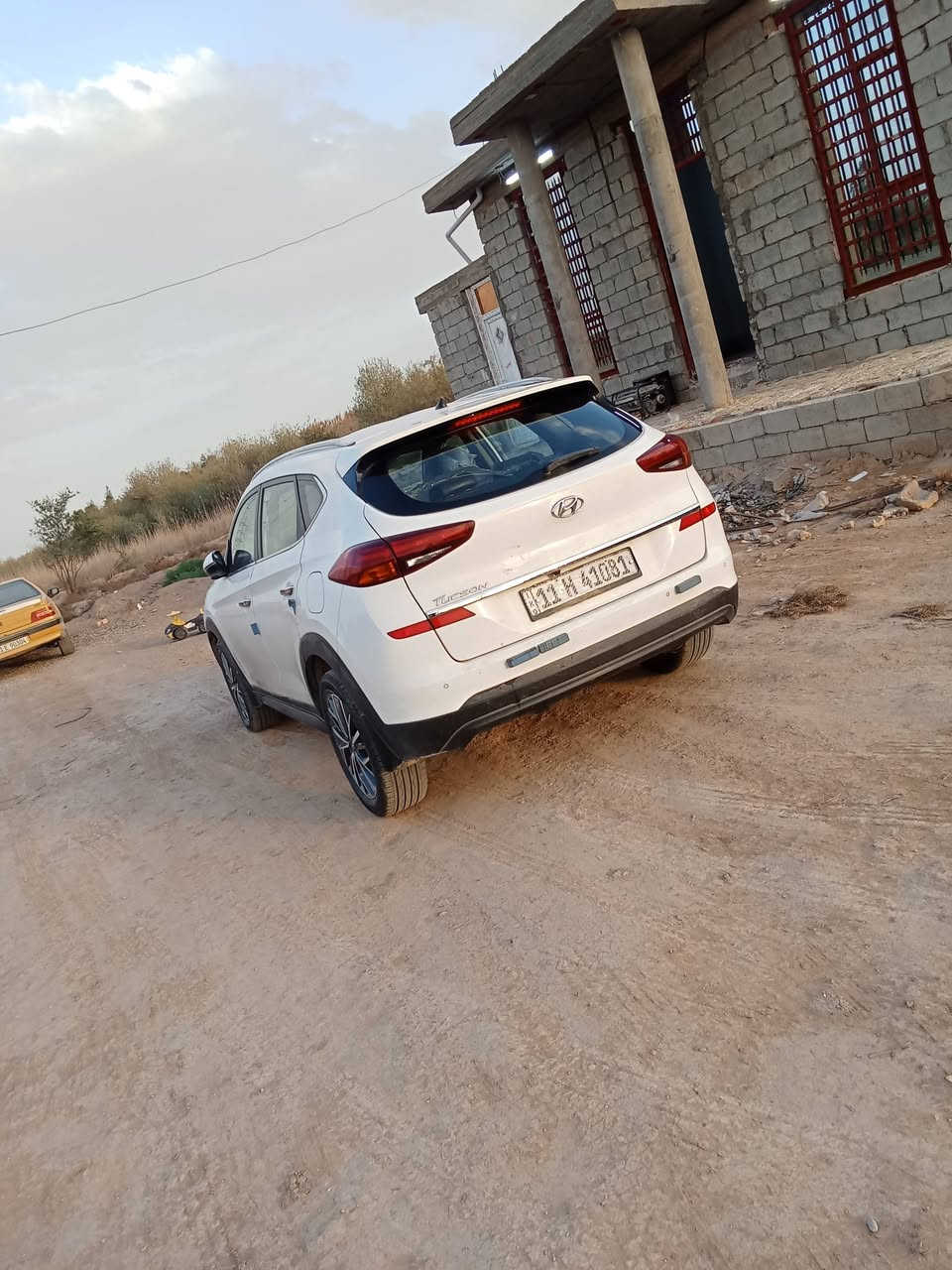 السلام عليكم توسان موديل 19فول مواصفات ماعده البنرامه الكاصد 5عدسات ماشيه 51 حقيقي  خليجيه رقم بغداد دوالي بسمي بيه جاملق امامي ايمن وصبغ قليل بكصه القماره وقليل بتكمه الاماميه السعر 175 وبيه مجال قليل ***********
