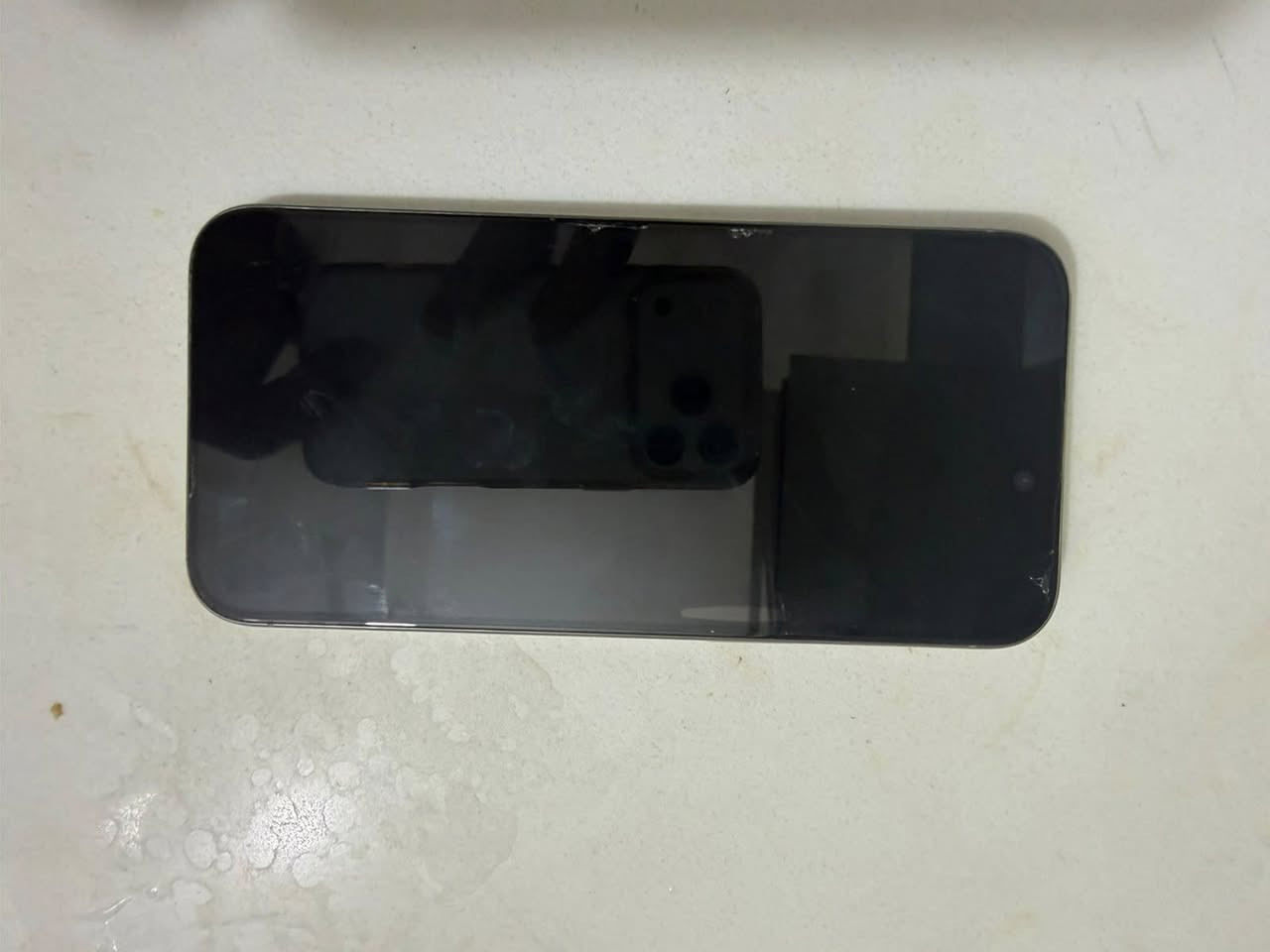 ايفون 15 برو ماكس ذاكره 265 شرق اوسط ماستر  كارتونه وكل غراضه وياه ما مفتوح نضافه 95 بل ميه مشكلته بسيطه فقط كامره لاماميه فاصله بسبب الكلبسه يعني ماكو اشعار عليه فيس ايدي شغال ولكامرات الخلفيه شغاله  سعره 750 الف وبي مجال بسيط للتواصل على واتساب  او الاتصال ***********
العنوان بابل مركز
