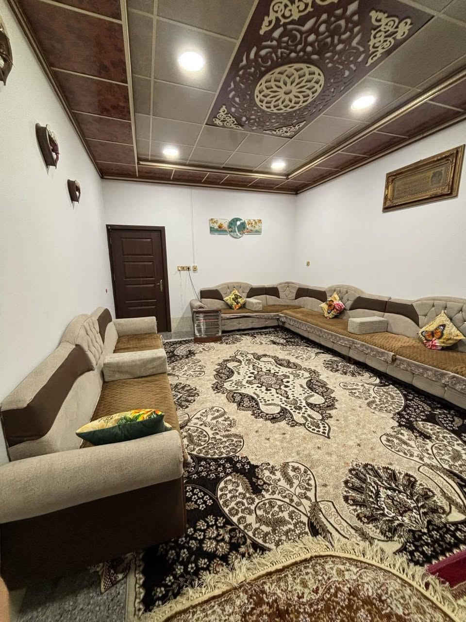 سلام عليكم عندي بيت م 200 طابقين فول درج داخلي وخارجي عنوان حي بدر مقابيل استداره و خدمات وليد
سعره 115 بيه مجال 
رقم ***********
