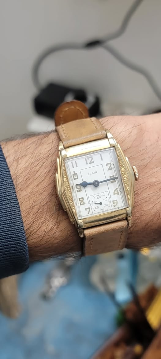 1930 - 1940 
منتصف الثلاثينات هو تاريخ صناعة هذه التحفة 
ELGIN 
نصب تكويك سنتر ثواني 
ارقام عربية و اميال زرقاء مميزة 
* نسبة لعمر الساعة توجد ملاحظة بسيكة في الطلاء 
الساعة تعمل بدقة 

السعر 170 
للاستفسار التواصل على الواتساب 
0776 982 3331
#اخوكم_التميمي
