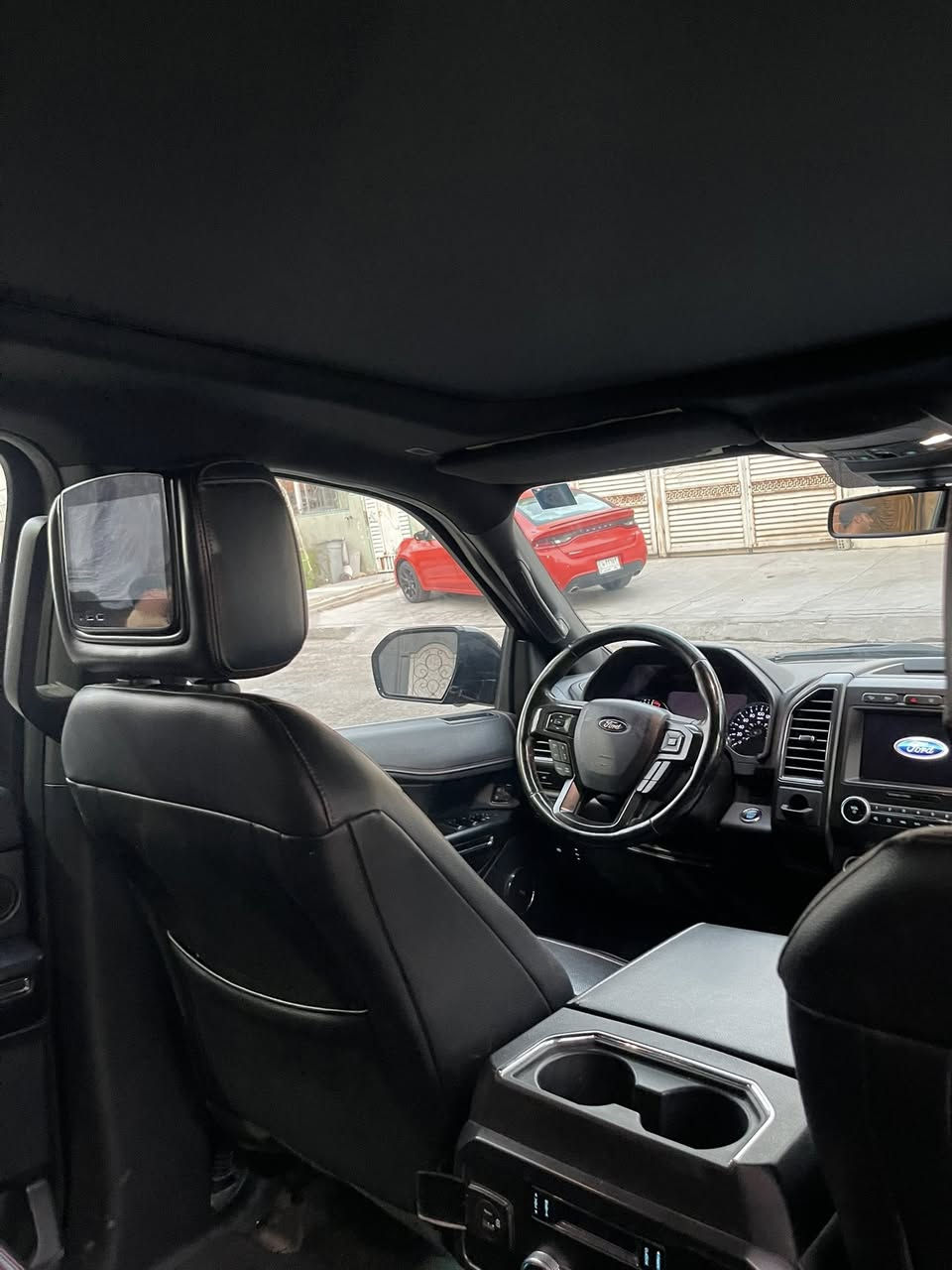 اكسبدشن ٢٠٢١
وكاله الكاصد
مكفوله عدا شخط بالهلال الجاملغ
ماشيه ٦٥ الف كيلو
فول ١/١ 
دوسات كهرباء 
مكان السياره شارع فلسطين
***********
