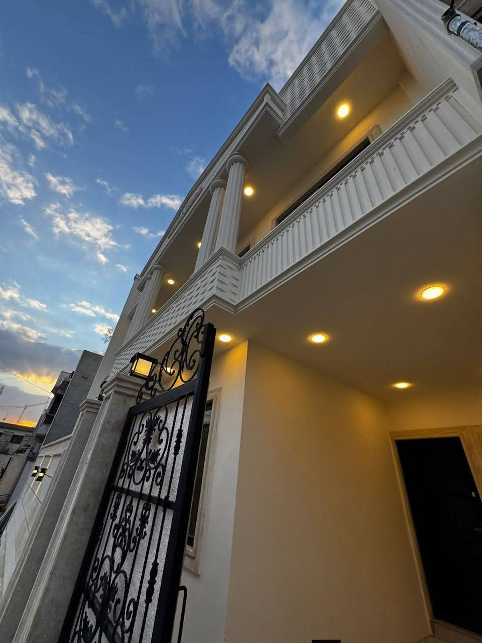 دار للبيع للبيع
الموقع / حي البكر  (موقع مميز )
مساحة / 150م واجهة 10م 
الاتجاه / شروق تام 
طابقين بناء حديث زيرو تسليم فوري 
ط1 غرفتين نوم وهول واستقبال ومطبخ وصحيات وكراج 
ط2 اربعة غرف نوم وهول وصحيات وسطح 
نظام تكتات وسبالت  وكامرات وانترنيت دفن 
للاستفسار عن السعر الاتصال 
*********** واتساب 
*********** واتساب 
مكتب قصر الفخامة للعقارات والمقاولات 
حي النور سايدين دانية ماركت بعد ملعب كلاسيكو مقابل الاستدارة
