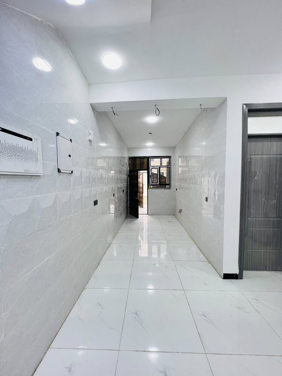 السلام عليكم .بيت 100متر طابقين سند 25مجمع السلطان السكني .***********انس المهندس 

يحتوي على مدخلين استقبال ومطبخ 
عدد غرف النوم ٣
عدد الصحيات ٢
منور ١
البيت جاهز للسكن
