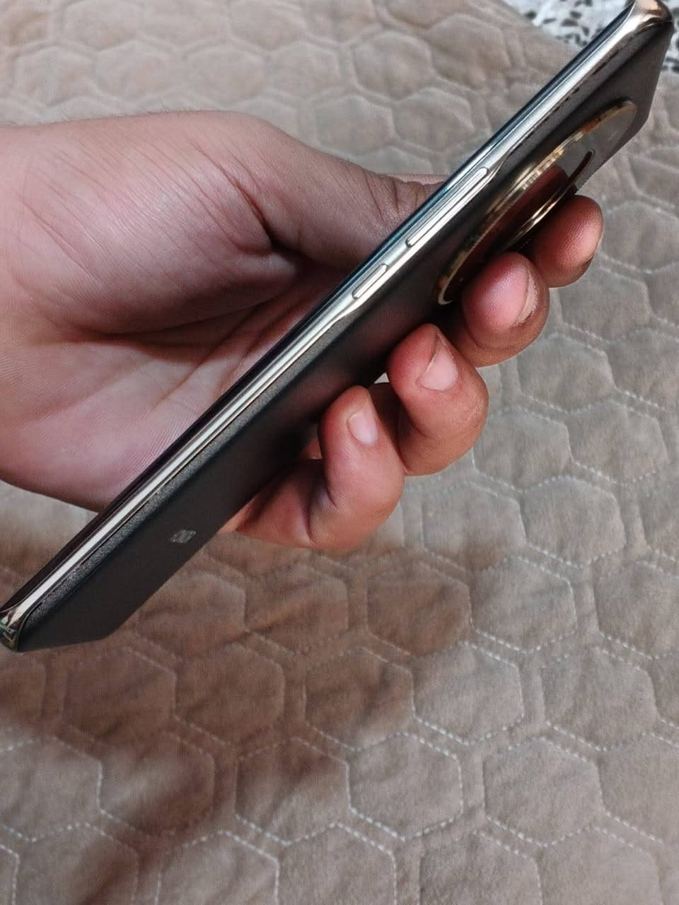 هونر x9b 
جهاز جبار جدا قوي 
كامل مكمل كامره خرافيه اداء وسلاسه سىريعه جدا شاشته جانت بيها كسر بسيط بدلتله شاشه الجهاز يعني مفتوحه مره واحده فقط شرط شاشه وكاله فول كلشي شغال علبلاد بصمه اصبع بصمه وجه كلشي شغال 
ذاكرة 256 
مكاني بغداد الشعب 
رقمي ***********
السعر:  230 الف
