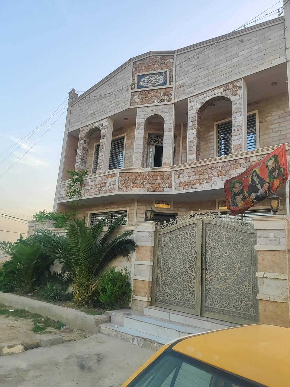 للبيع بيت في منطقه كفائات سيديه-شارع اربعين -2/10 بالسعر 370 مليون وبيه مجال
@الكل

تفاصيل العقار:
الموقع: السيدية، منطقة الكفاءات، شارع 40، فرع 2/10.®
المساحة: 150 متر مربع.®
الأبعاد: واجهة 10 متر، نزال 15 متر.®
طوابق: طابقين :طابق الاول بيه مطبخ وصاله  وهول وغرفه نوم وبلكونه اثنين وحمام داخلي وحمام خارجي " طابق ثاني : بيه أربع غرف نوم وحمام وبلكونه وبيه درج تصعد بيه إلى سطح.®
المواصفات: يتميز العقار في موقعه يكون قريب على شارع عام .®
📞 للمزيد من المعلومات أو لتحديد موعد للمعاينة، يرجى التواصل على الرقم في واتساب أو على خاص : [***********]او [***********]
