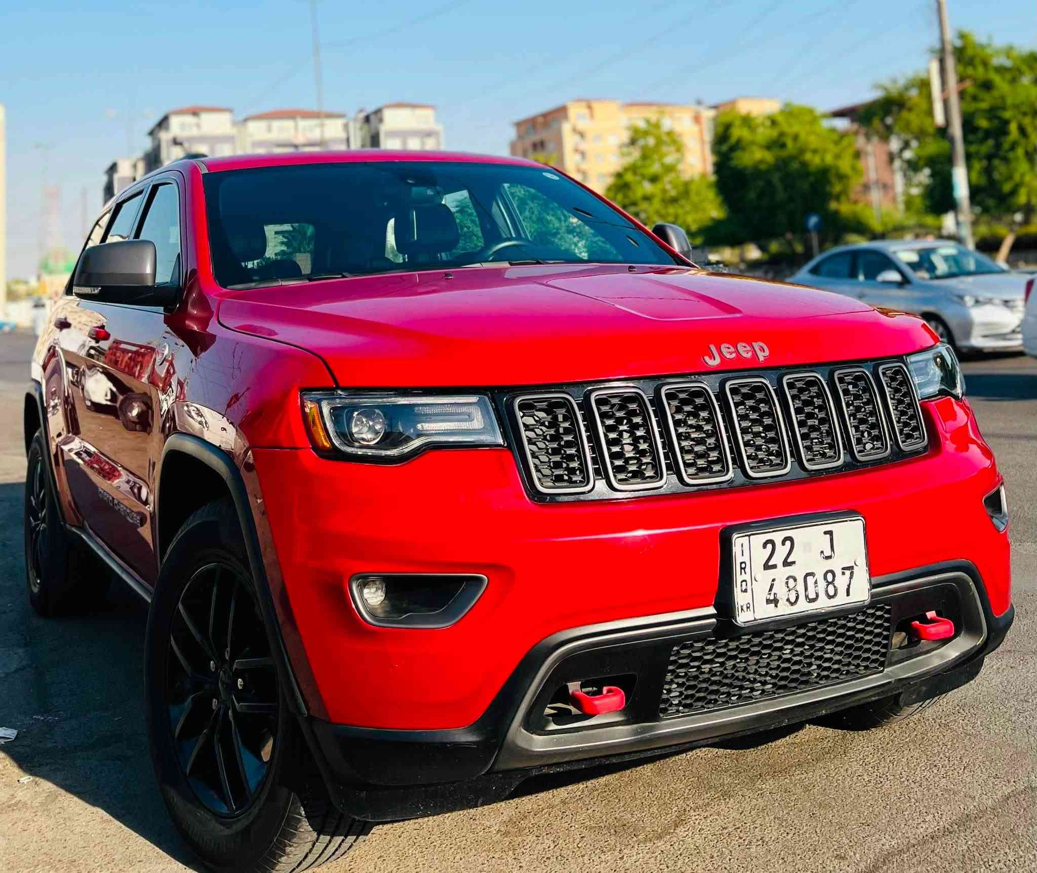 النوع: جيب جراند شيروكي (Trailhawk)
وارد امريكي 
• الموديل: 2017
• اللون الخارجي: أحمر طماطي (مميز جداً)
• المحرك: 6 سلندر - سعة 3.6 لتر
3+ Practical Motoring pm سرعات 8 ناقل الحركة: أوتوماتيك •
أبرز المواصفات:
• إصدار (تريل هوك) الأصلي المخصص للطرق الوعرة•
• نظام الدفع الرباعي (Quadra-Drive Il) مع نظام التعليق الهوائي
(Quadra-Lift)
• مقاعد رياضية جلد  (تطريز باللون الأحمر الخاص
بفئة التريل هوك والويل مختوم بلون السياره والعلامات ايضاً بلون السياره والمري الجانبيه وعلامات الجيب بلون مختلف مميز)
• شاشة لمس قياس 8.4 إنش تدعم نظام (Uconnect)
• وضعيات قيادة مختلفة تناسب جميع التضاريس
• ⁠بيها هواي مواصفات
• ⁠بصمه
• ⁠وبنوراما 
• ⁠جكات 
• ⁠جنطه كهرباء
• ⁠تحكم ستيرن كهرباء
• ⁠كشنات كهرباء
• ⁠السياره ميكانيكها كله جديد 
• ⁠السياره كلين بيها فقط بارد موضح بل صور
• ⁠الاتصال ***********
• ⁠ماشيه 150 الف
• ⁠رقم أربيل باسمي السياره
• ⁠المكان بغداد حي العامل
