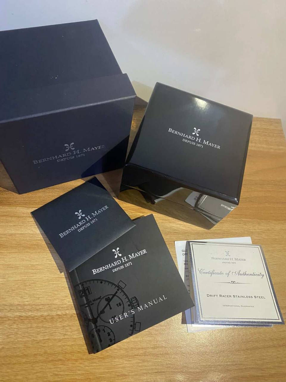 ❇️ساعه رجاليه فخمه من
❇️Bernhard H.Mayer Drift Racer
⭐️أنصهار السحر والأبداع والأناقه
❇️ساعه رجاليه فخمه من
❇️Bernhard H.Mayer Drift Racer
⭐️أنصهار السحر والأبداع والأناقه 
▪︎صناعه سويسرية أصليه 
▪︎القطر 44mm 
▪︎القرص باللون الأسود مع مؤشرات بيضاء مضيئة 
▪︎السوار فولاذ مقاوم للصدأ  مثبت ببراغي
زجاج كريستال ياقوتي مع طلاء مضاد للانعكاس
▪︎القفل مشبك قابل للطي 
▪︎المهام ساعات. دقائق. ثواني 
▪︎مقاومة للماء حتى عمق 50m 
▪︎الحركه كوارتز 

● للتواصل على الرقم ***********

