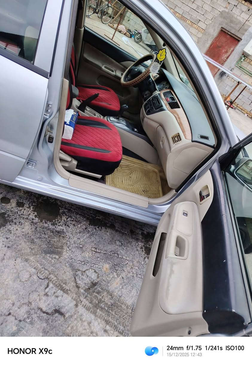 متسيوبيشي لانسر ٢٠١٠ قادسية انكليزي جديد شرط تحويل لونها سلفر كلشي شغال بيها مكانها ديوانية المركز للتواصل *********** السعر ٧٢ بيها شبر صبغ بالبنيد واضح بالصور وبارد بالجنطة وغيرها لاصبغ ولاتبديل حدادية امامي وخلفي جديد السيارة عليها ادامة كاملة
