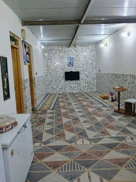 سلام عليكم بيت مساحه 200وعشرمتر للبيع عنوان لبيت الحكيم بنزله حسينه ابي لاحرار يتكون لبيت من غرفتين وصاله وستقبال ومطبخ ومجمع صحيات داخلي وصحيات خارجي وكراج وحديقه مرتبه بناء طابوك لسقف سندويج السعر43وبي مجال تواصل ***********+
