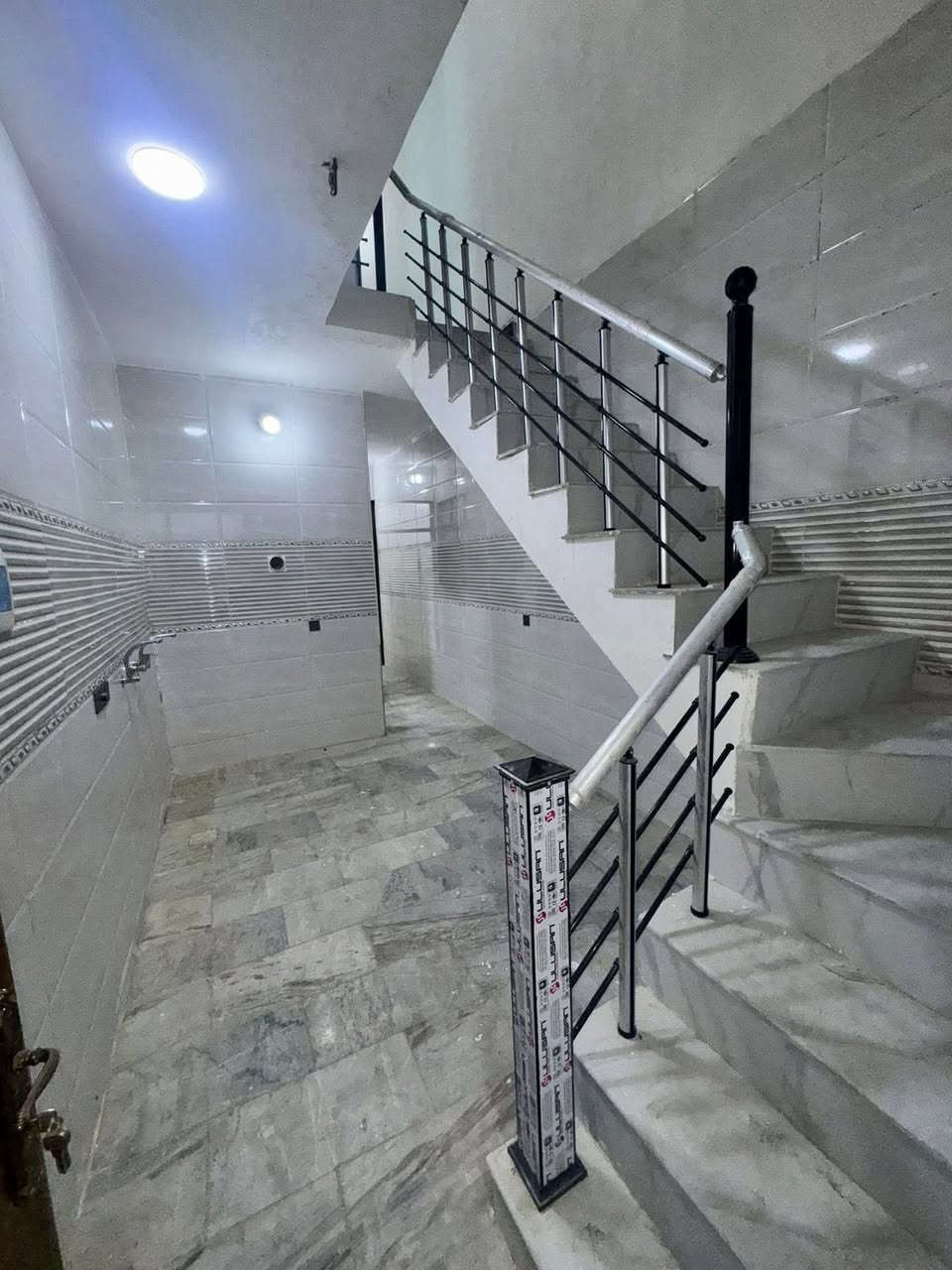 السلام عليكم
بيت للبيع مساحة 60 متر حديث
الواجهة 3 متر
النزال 20 متر
يحتووي على 3 غرف نوم 
وصاله
خدمات فوك وجوة
العنوان الشعب قرب شارع الصحة
السعر 155 وقابل لتفاوض رقم ***********
