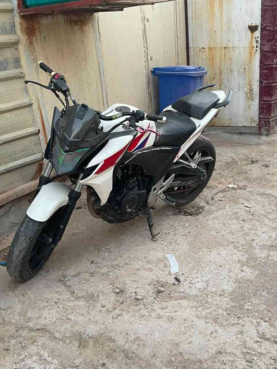 دراجة hondaCB500F من النوادر بل عراق
دراجه موديل 2016

مكينا مكفوله لا مفتوحه لا تنضح لا تنقص لا تبخر 
نقصها صالنصة 

دراجه وياها اوراق ٢ ستنساخ مالتها الاصولية 
داخله من شمال 
مكفوله من سرقه والانتر بول 
السعر ١٥ ورقه بيها مجال بسيط مستعجل ع بيعتها 
مكاني بغداد جكوك 
رقمي ***********

