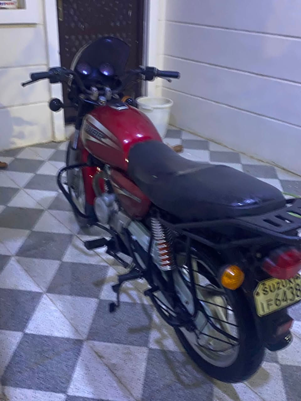 بوكسر 2019 
محرك 150cc مجفت جديد 
دراجه نضيفه مثل ما موضح شرط تآكل لكاع ساعه ومعدل كهربائيات كامله لايت بك اشاير  دراجه حلوه ورزنه نقص سلف فقط
سعر 600 وبيها مجال قليل للشرايه  *********** واتساب
