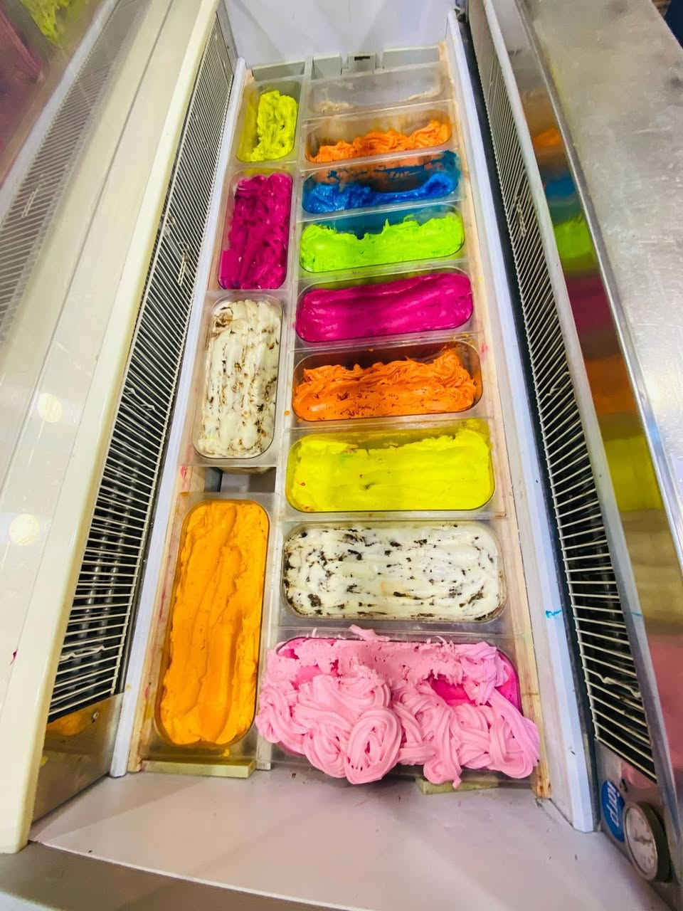 عارضة ايس كريم إيطالية ام الصاعق والگيج14 بلانك للبيع
للاستفسار ***********
