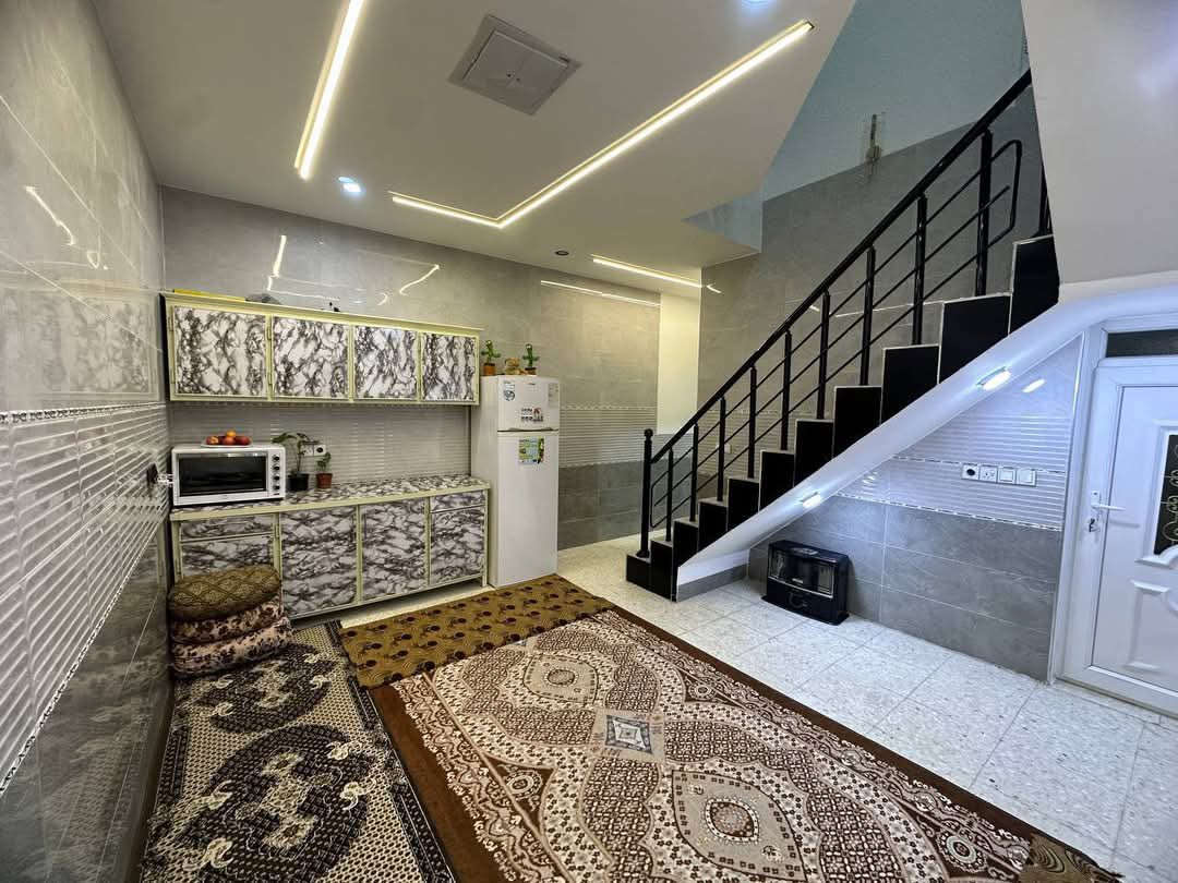 السلام عليكم 
 
⚪️للبيع 

دار ١٠٠ 🏠 طولاني طابق ونص بناء حديث 
فول الفول نظام دكت 
محتويات الدار /كراج واستقبال وهول ومطبخ وغرفتين نوم 
الموقع منطقه ال٥٥ وع شارع عشرين قرب المدارس 
باسم شخص واحد 
السعر ١٠٨ مع مجال قليل 

***********

***********
