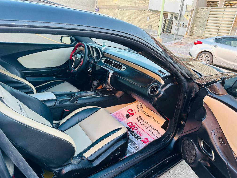 سلام عليكم.  للبيع شوفرليت كمارو. موديل 2015.  السعر 87. قابل للتفاوض للاستفسار ***********. وارد امريكي. حادثه جاملغ ودعاميه فقط. والباقي مكفول من ضربه بيه رش صبع ابيع صبغ عام للجماليه.  مواصفات فول 1/1. فتحه سقف. تحكم تستيرن جهتين. كروز مثبت سرعه. مري كهرباء. كشنات كهرباء. جلد. شاشه تاب. محرك 6سلندر 3600 

عليه اضافات كت رياضي.
كزوز رياضي دبات.
تحديث البجم 2018 
لحيه +سبايدر رياضي RX.  
سياره جاهزه بدون نقص.سنويه لغايه 2030 هزه جديده. عنواني كربلاء المقدسه كربلاء, العراق
