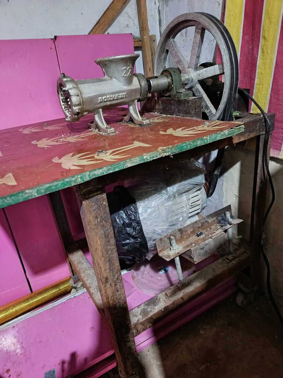 ثرامه اصليه وميز مال جاي أو يرهم كافتريه للبيع
***********
