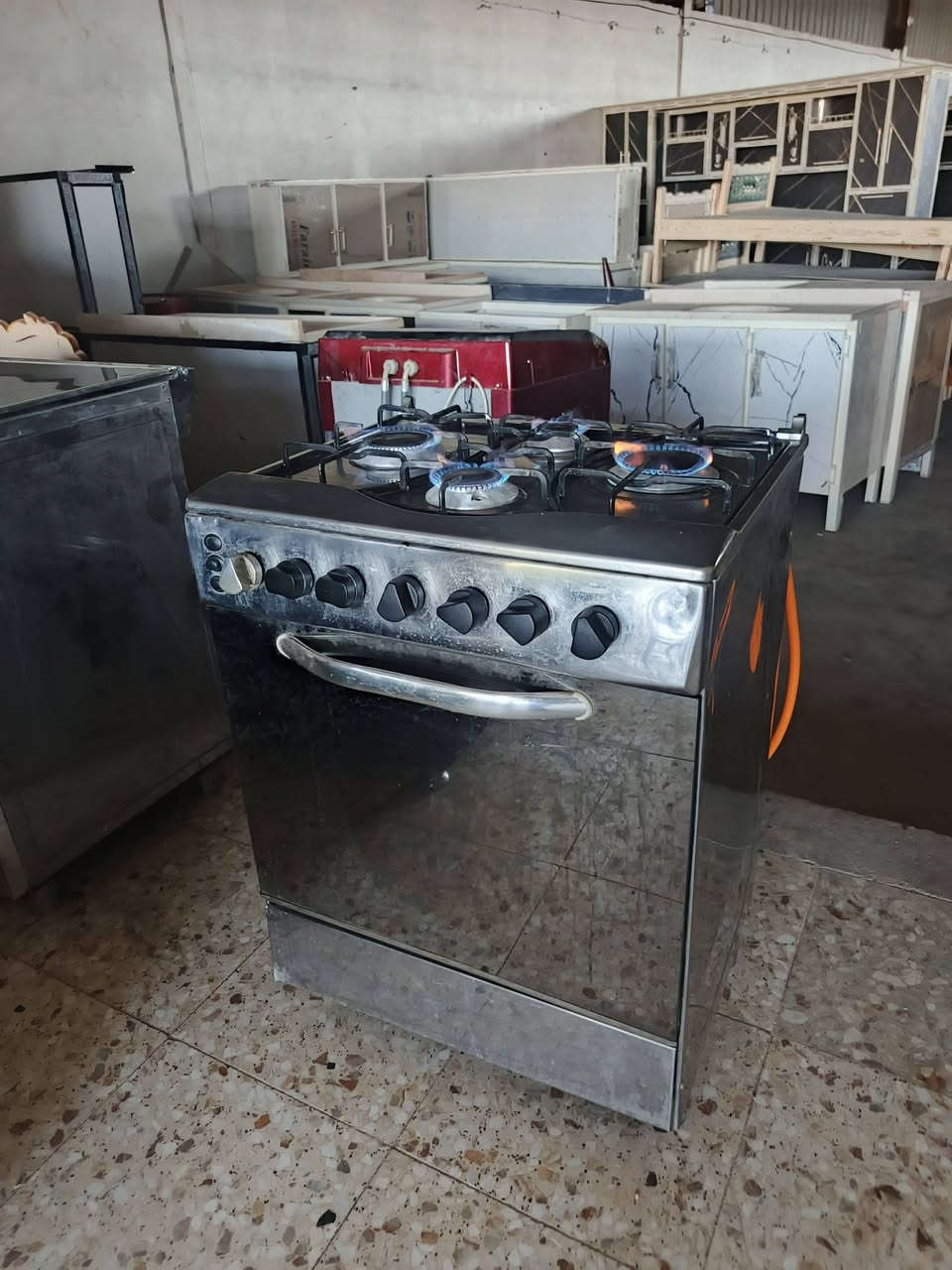 طباخ ابو 4 كلش نضيف ناره تخبل شراي يتصل ***********
