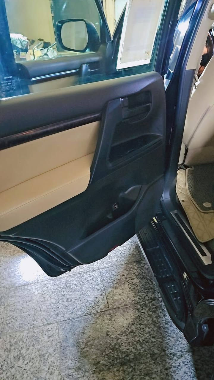 السلام عليكم للبيع ٢٠١٠ مواصفات ١١ سياره كشن كهرباء جلد شاشه جبيره تلفزيون بل قماره مكينه ٨ ٤٦٠٠ صدر امامي خلفي جديد تخم تاير قبل ١٠ ايام شاده اتراي مال سياره زيرو مكينه كير كفاله بدون فتح سياره كلش حلوه او جديده تحويل ثاني يوم والسيارة مكفوله من الصبغ وتبديل والضربه  مكان بغداد السعر ٣١٠ أو بيها مجال    ***********
