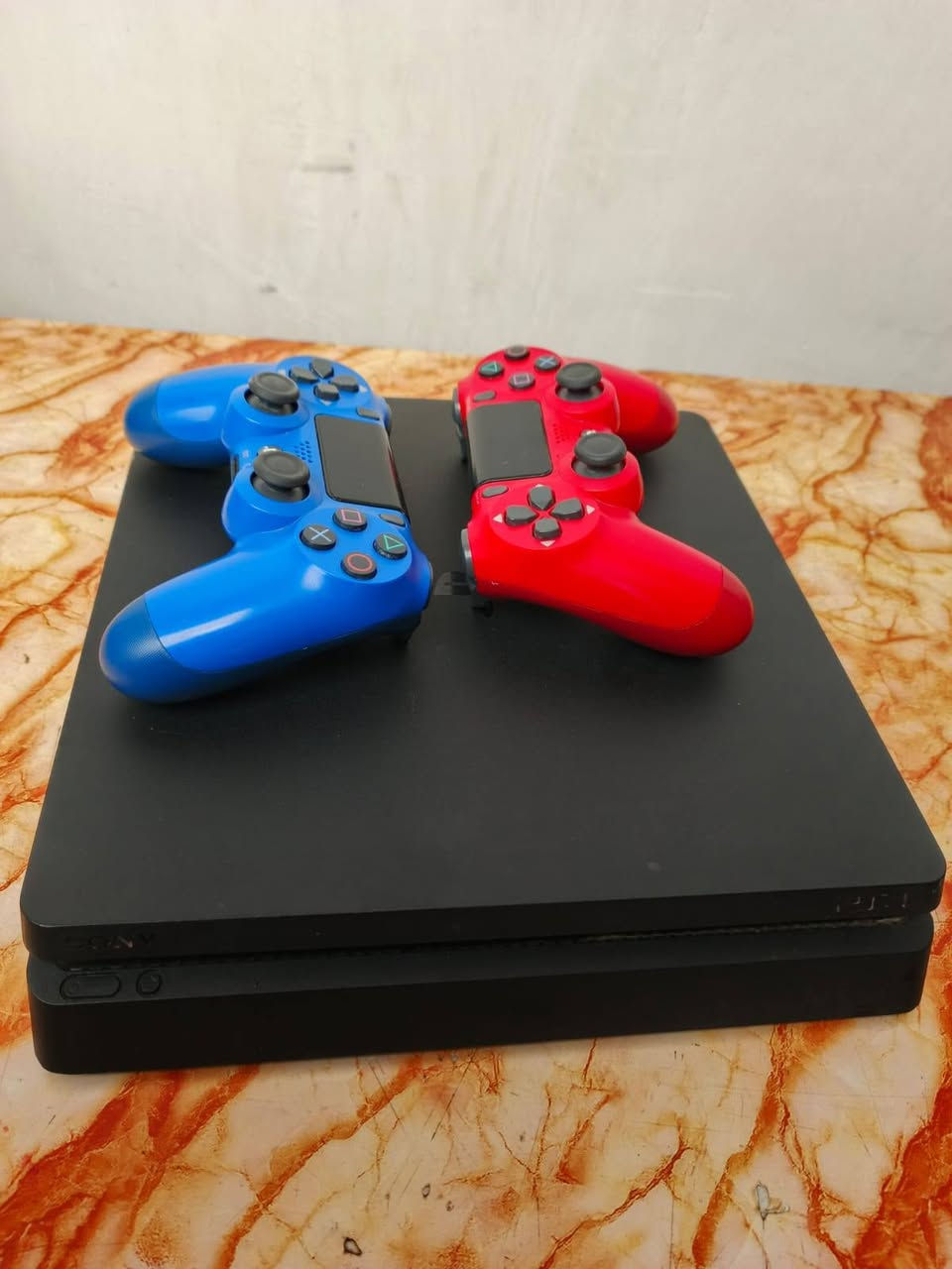 السلام عليكم
بلي فور سلم نص تيره 500 
بلي كامل ملحقاته يدات 2 تجاريات مع يو بي اس مع اقراص4 جي تي اي ومع قرص بيس 2021 ومع قرص دراجات سباق ومع قرص حرب فضائيين 
شرط على الفحص 
السعر 300 وبي مجال او مراوس بايباد ايفون 
الي يريد يتواصل معي عبر الرقم ***********
