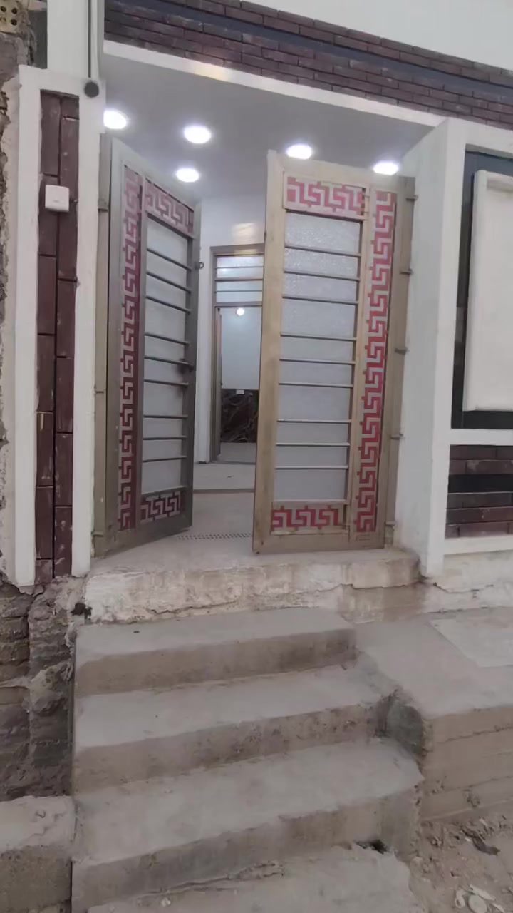 السلام عليكم يوجد بيوت لايجار طابق واحد واكو طابقين العنوان الزعفرانيه مقابل القريه الشماليه قرب مول عقيل قريب علئ الشارع العام لاستفسار *********** فقط
