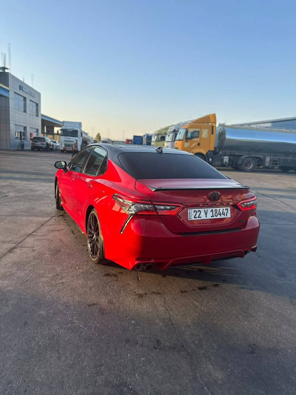 للبيع: تويوتا كامري XSE V6
فول مواصفات 6 سلندر بارنوما فتحة سقف 

 موديل 24 

رقم  شمالي بسمي

--- تفاصيل السيارة:

ماشية فقط 30 ميل – شبه جديدة

فول مواصفات + داتشوو (فتحة سقف بانوراما)

السيارة فقط بنيد 

 مواصفات تويوتا كامري 2024 XSE V6 – المواصفات الكاملة:

 المحرك والأداء:

محرك V6 سعة 3.5 لتر

قوة 301 حصان

قير أوتوماتيك 8 سرعات

نظام دفع أمامي (FWD)

تبديل سرعات من المقود (Paddle Shifters)

نمط قيادة رياضي + عادي + اقتصادي

 الراحة والداخلية:

مقاعد جلد رياضية مع تطريز أحمر

مقاعد أمامية كهربائية مع ذاكرة

تبريد وتسخين للمقاعد الأمامية

فتحة سقف بانورامية (داتشوو)

شاشة كبيرة وسطية تعمل باللمس

شاشة عدادات رقمية

نظام صوتي JBL فاخر

تحكم كامل من المقود

شحن لاسلكي للموبايل

إنارة داخلية محيطية LED

تشغيل بصمة + دخول ذكي

 السلامة والتقنيات:

كاميرا خلفية + حساسات أمامية وخلفية

نظام تثبيت السرعة الذكي (رادار)

تحذير مغادرة المسار

مساعد البقاء في المسار

نظام النقطة العمياء

نظام المكابح التلقائي للطوارئ

وسائد هوائية كاملة

نظام مراقبة ضغط الإطارات (TPMS)

 الخارجية:

تصميم رياضي هجومي

جنوط ألمنيوم مقاس 19 إنش

أنوار أمامية وخلفية LED بالكامل

حساسات أمامية وخلفية

سبويلر خلفي رياضي

فتحات تهوية أمامية

مخرجين عادم مزدوجين (Dual Exhaust)

---

 السيارة جاهزة بالكامل، ما تحتاج أي صرف أو تصليح

 بإمكانك المعاينة والاتصال بأي وقت

***********

سعرها 240 قفل
