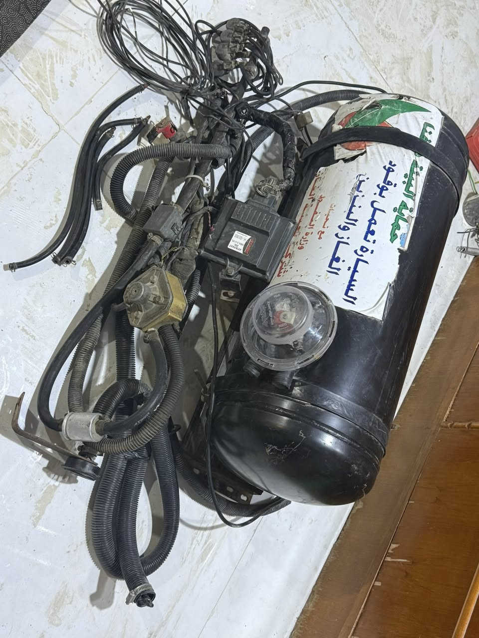 السلام عليكم من رخصت الادمن 
 منضومة غاز سيارات للبيع 4سلندر جانت على سايبة بيها أوراق راحن ويا السيارة قبل سنتين فتحتها شغالة كاملة من كلشي بس جيب وشد السعر 250وبيها مجال حگ الجية مكاني البصرة رقم ***********

