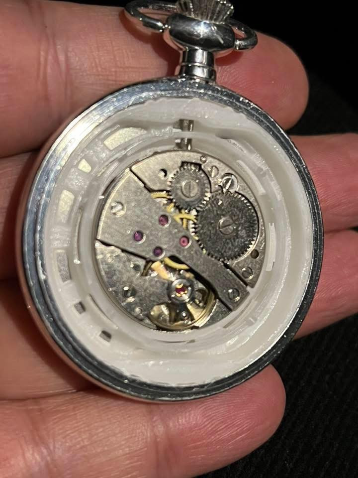 بسم الله…ساعة جيب مستعمل نظافة ممتازة (نصب تكويك) فنتج صناعة الماني عداد ثواني ظهر الساعة مزغرف . ارقام لاتيني …
المهتم يدخل خاص ..
يوجد توصيل لكل محافظات العراق.


**إذا كنت صاحب هذا الإعلان وتريد حذفه لأي سبب، رجاءا أرسل رسالة إلى الدعم الفني**