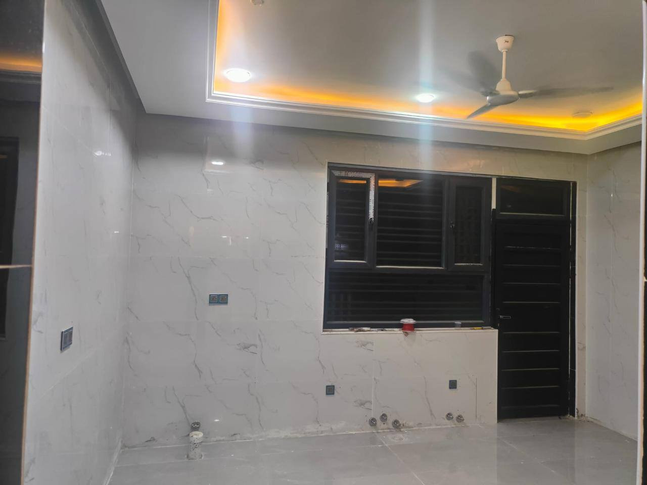 بيت للبيع 250متر خلف مطعم حياوي البيت كلش مرتب
حديث بناء درجه اولى 

استقبال 

وصاله

وغرف نوم عدد 2

ومطبخ حار وبارد 

وصحيات داخليه وخارجيه عدد3

حديقة 

كراج 

البيت تستلم مفتاح ابواب كامله جام مفرغات 

كلشي كامل  ويسلمك محجر درج تستلم مفتاح 

الاستفسار 

***********

***********

او مراجعة مكتبنا الكان في الديوانية الجزائر شارع المطاعم قرب صيدليه عالم الدواء اذا ارت بيع عقار او بناء اوترميم اوتنفيذ ما عليك فقط مراسلتنا 

المطور العقاري
