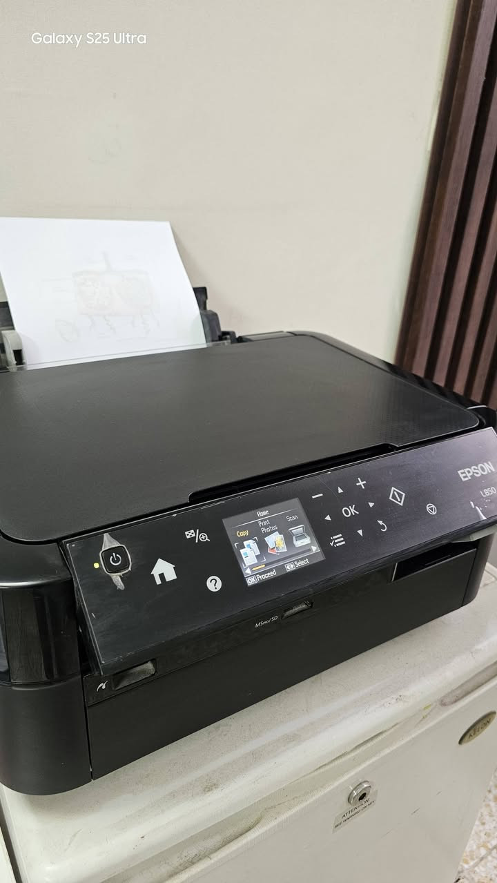 للبيع Epson L850 طابعة نظيفة جداً طبع صور استنساخ وسكنر خزان خارجي ٦ الوان شغالة على الفحص وحتة كارتونتهة موجودة السعر ٢٢٥ للتواصل خاص او على الرقم ***********  موجود توصيل.
