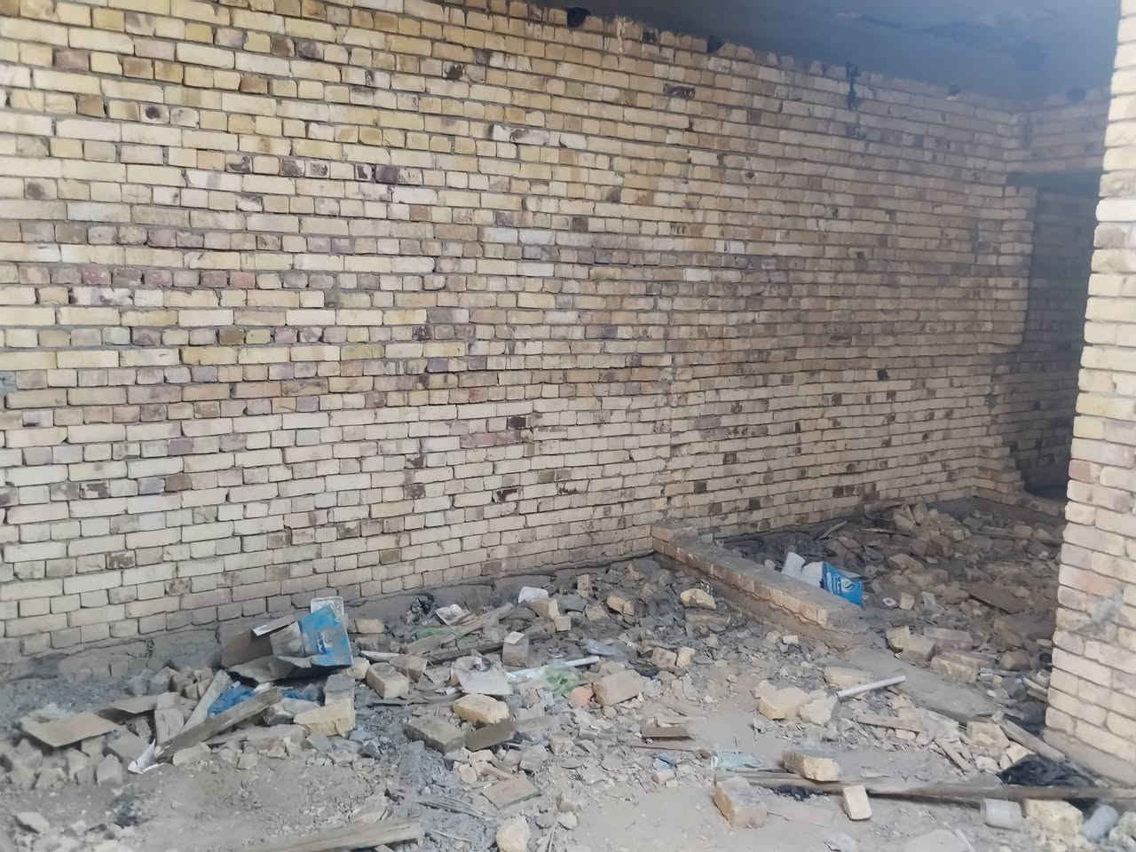 سلام عليكم بيت للبيع بنأء حديث غرفه وصاله ومطبخ واستقبال مساحتها 125 مكان البيت قرب المدرسه الحشد ***********
