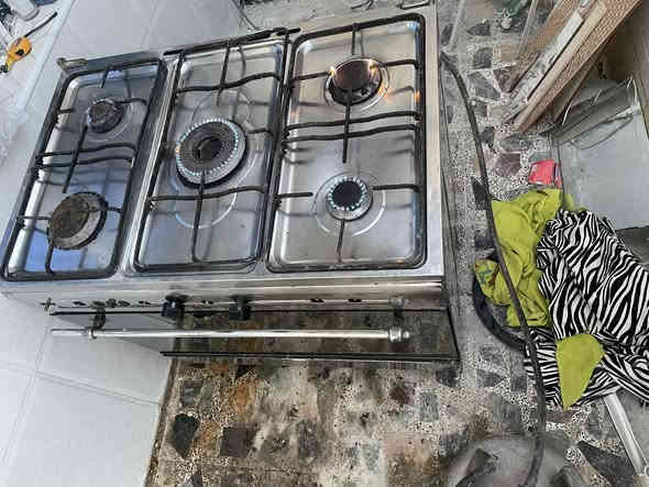 طباخ مصري شغال بس عين وحدة يرادلها تنضيف لان متروك ب٨٠  مكان ام الكبر والغزلان ***********
