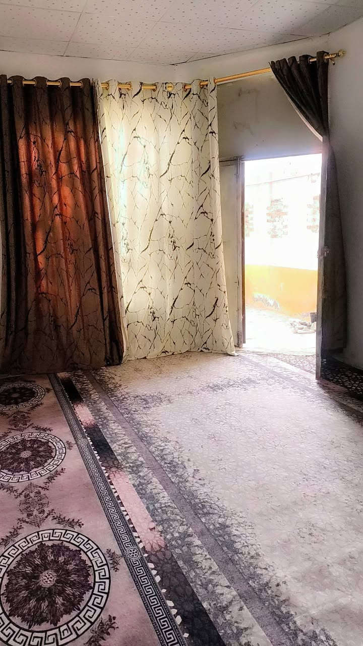 بسم الله الرحمن الرحيم السلام عليكم بيت للبيع مساحه 125بناء جديد 
غرفه هول مطبخ ستقبال ارضيه بورسلين بيت مرتب طارمه صحيات داخليه خارجيه بناء طابوق اصلاح زراعي مشمول بتطويب مكان شارع 80جه كربلا مقابل حي الامام سعر 32وبي مجال للستفسار اكثر اتصل ***********
