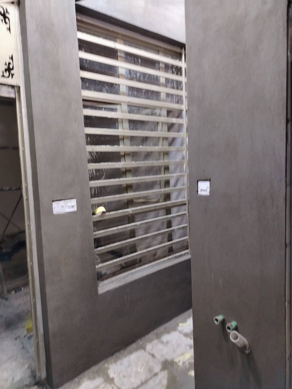 السلام عليكم خلفة لبخ اسمنت شغل خاشن والنعم شغل درجه اولى تسليم هندسي وجايه صقل ناعم فوم كل انواع اللبخ السعر المناسب المكان بغداد الاعظميه للتواصل  *********** بي وتس
