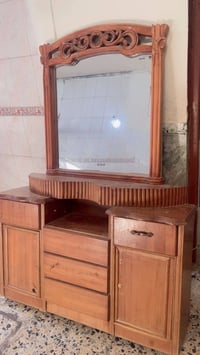 ميز تواليت للبيع السعر ٦٥ بي مجال بسيط الرقم٠٧٧١٧٣٦٥٨٨١