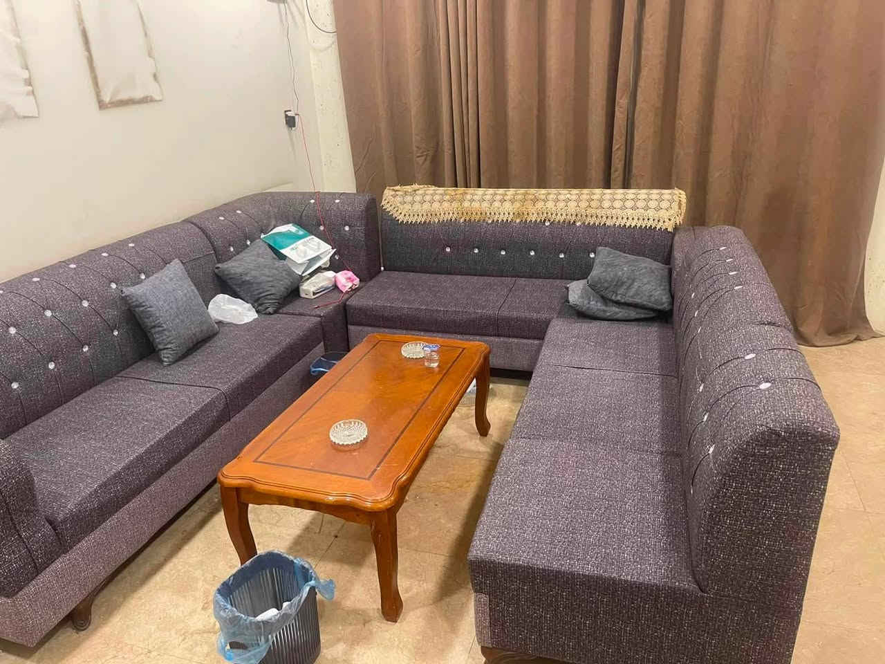 سلام عليكم للبيع
تخم قنفات ( ديوان ) مستعمل اخو الجديد كما موضع بألصور مع ميز تافزيون لون اسود اخو الجديد السعر العنوان حي القاهرة مقابل مول القاهرة 
السعر المطلوب 225 الف بيهة مجال بسيط 
***********
