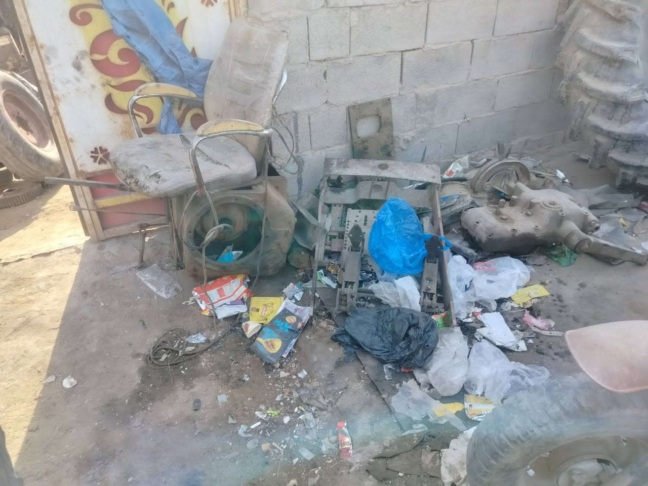 السلام عليكم غراض تفصيخ عنتر للبيع العنوان ميسان حي العسكري الاتصال على الرقم ***********
