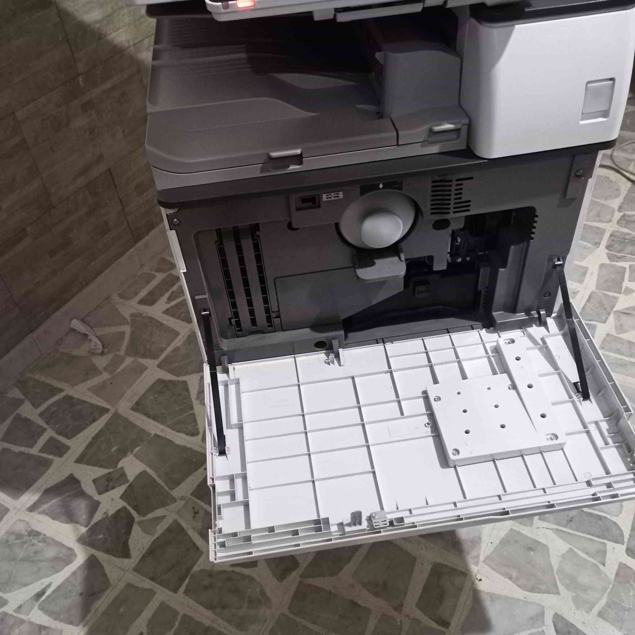سلام عليكم طابعه ريكو mb5054
الطابعه فول نظافة نظافتها 100‎%‎ مابيها اي عطل 
للاستفسار:***********

