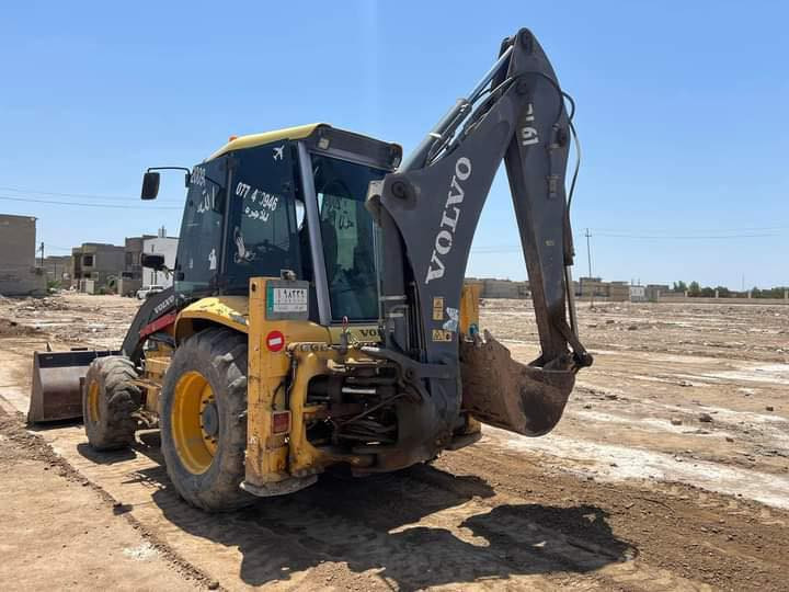 السلام عليكم حفاره جي سي بي نظيف شرط محرك كير مظخه بسمي رقم ذي قار مشروع وطني السنويه ٢٠٢٧ تنتهي موديل٢٠٠٩ 
الهاتف ***********
