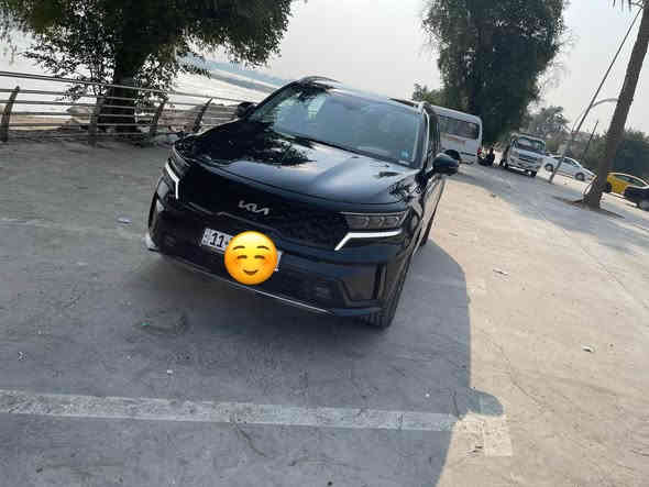 للبيع سورينتو موديل 2024 هايبرد اعلى فئة (بلك ان ) SX pristage, اعلى فئة بالسورينتو ، هاي الفئه تعتبر سيارتين بسيارة وحده، سيارة كهربائية + سيارة بنزين / هايبرد، بمحركهه الطبيعي واللي هو 4 سلندر،
السياره بالاضافه إلى الطريقه التقليديه واللي هيه الشحن من المحرك، تجي شحن خارجي تكدر تشحنهه بالبيت تمشيك مايقارب 50 - 70 كيلو متر،

= مواصفات السياره ،

= بانوراما
= دفع رباعي
= ٤ وضعيات قيادة   
= حجم المحرك 1600 تيربو. زائدا قوة المحركات = الكهربائيه يعطي قوة أكثر من 261 حصان. 
= كير موس 
= بصمة                          
= تشغيل عن بعد
= هاند بريك بصمه 
= فتح الصندوق كهرباء ذكي عند الاقتراب  
= ‏AIRBAG عدد 10                          
= لايت عدسات زنون  + LED
= كشافات زينون                                      
= بك لايت LED
=مقود جلد + تدفئة 
= شفتات ستيرن .                      
= عدد المقاعد 7 رئاسي 
= مقاعد امامية كهرباء 
= مقاعد اماميه خلفيه تدفئة
= الكراسي جلد بلادي لون ابيض                                                                  
= حساسات امامية 
= حساسات خلفية 
= تبريد لمس 
= شاحن موبايل وايرلس                          
=اشاير بالمري والمري قابلة للطي. 
= رقم السياره / بغداد مشروع وطني. 

= حادث السياره ،
تعديل جاملغ يسار بارد وجزء بسيط صبغ من بنيد . واللي يحب صور الحادث والتصليح بالمنشور. متواجد وتس اب وتدلل 
سعر .270$
.
مكان السيارة بغداد / اليرموك 
رقم صاحب سيارة ،
*********** بغداد
