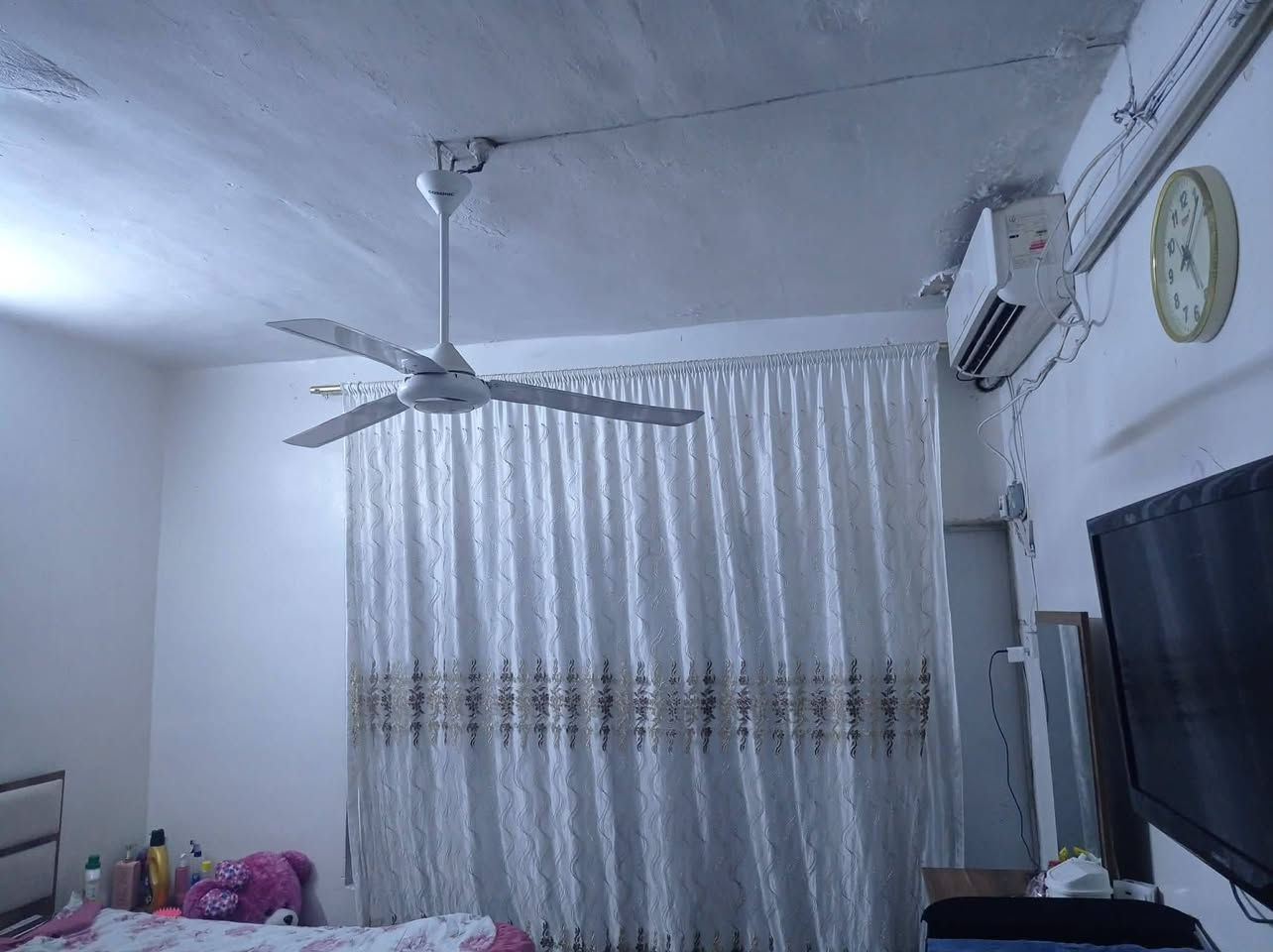 بيت للبيع ٢٠٠ متر طابو صرف
متكون من غرفتين نوم وهول واستقبال ومطبخ بارد وحار مع محل 
الموقع كركوك حي النصر الأولى على شارع ٢٠متر  قرب مستوصف النصر وجامع النصر وشارع الكوسترات السعر ١٣٧ وبي مجال شويه  للاستفسار الاتصال على الرقم ***********
