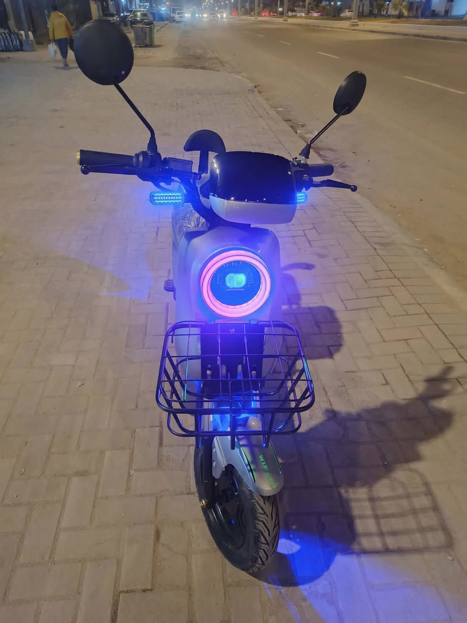 السلام عليكم 
ار 9 مديل 26 الحديث لون رصاصي
5بطاريات حجم كبير 32امبير وينلي الاصلي ام الختم شاحنه الاصليه  وياها سويجين وبصمه وكارت 
4 نمر سرعه 109سرعه حقيقيه 70
دبل اشاره اشاره يمنه ويسره وهورن وبلوتوث لايت عالي وناصي 
دراجه جديده مستخدمه اقل الشهرماشيه100 كيلو فقط 
السعر480وبيها مجال قليل حك الجيه 
واتساب ***********
عنوان بصره حيانيه شارع موسى الكاظم
